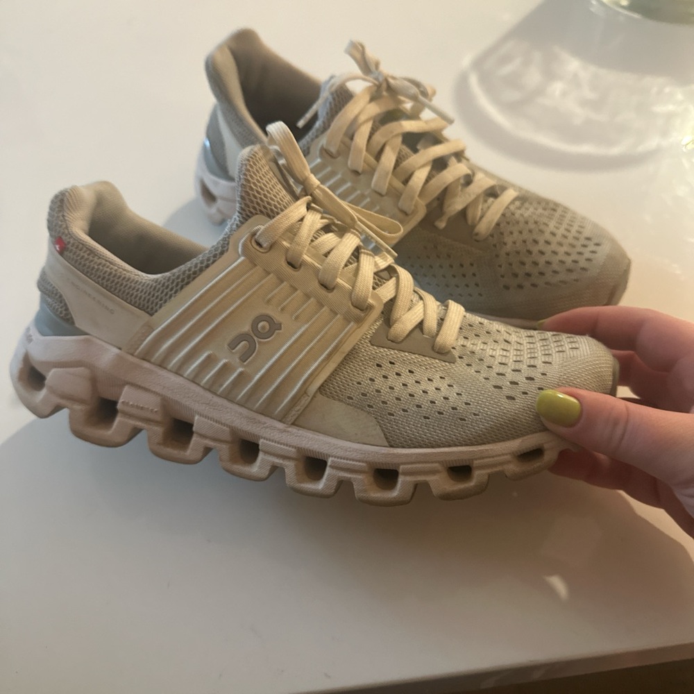 On cloudswift running sneakers